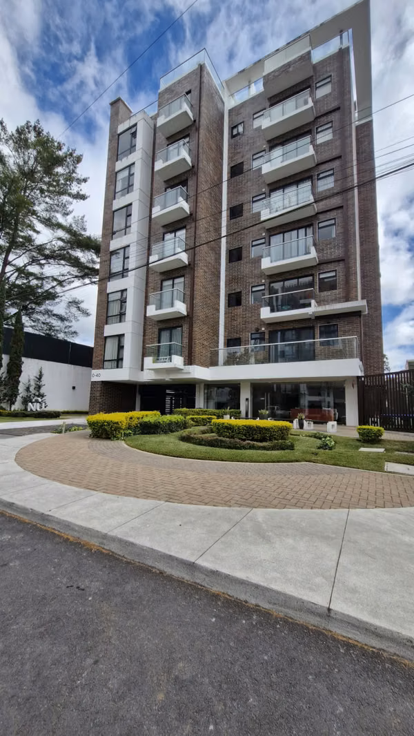 VENTA Apartamento 1er nivel con jardin zona 15 VH2