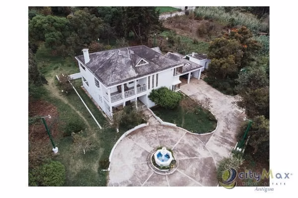 Spacious House for Sale with Parking and Large Green Areas – Ideal for Business