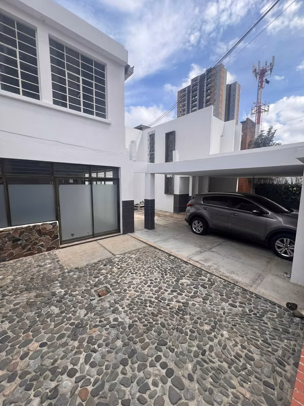 Zona 10 CASA EN ALQUILER CON UNA EXCELENTE UBICACION