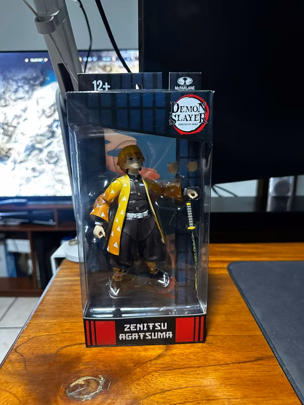Vendo figura original de Zenitsu Agatsuma de Demon Slayer McFarlane toys - Nuevo - Original