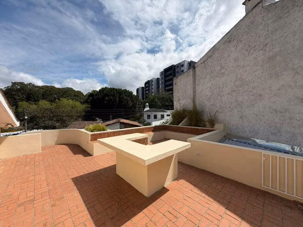Casa para vivienda en alquiler en zona 10, dentro de garita