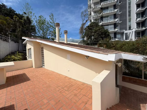 Casa para vivienda en alquiler en zona 10, dentro de garita