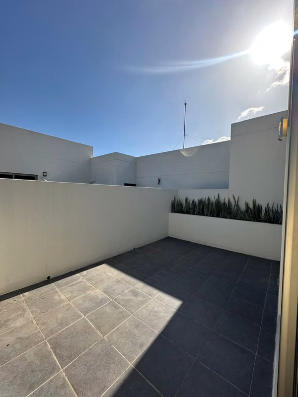 APARTAMENTO EN ZONA 10 – VERONA, 3 HAB + BALCÓN Y TERRAZA