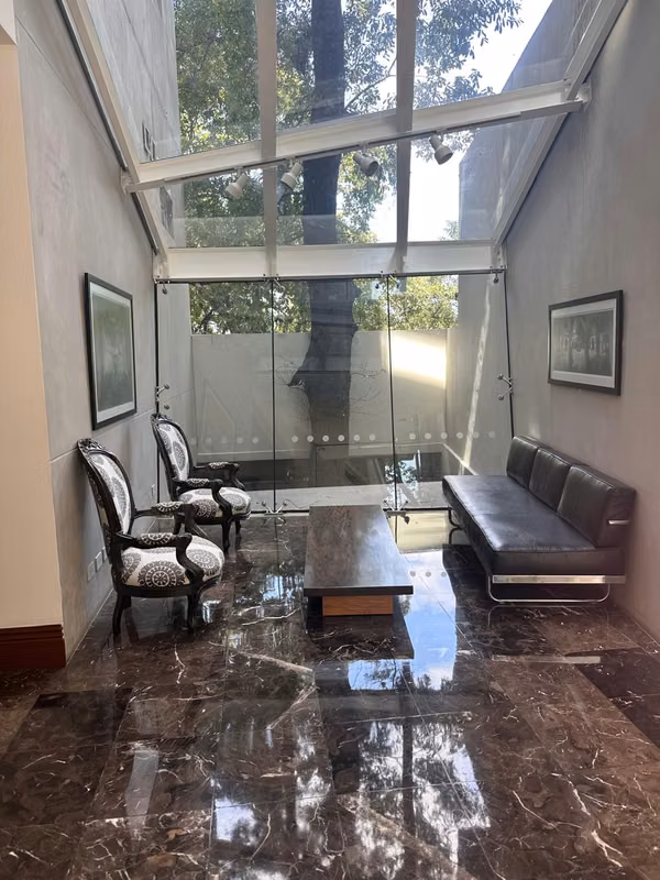 Alquilo exclusivo apartamento Vía 7 zona 10/ 2 habitaciones $3,900