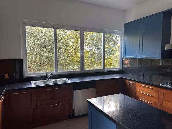 Alquilo exclusivo apartamento Vía 7 zona 10/ 2 habitaciones $3,900