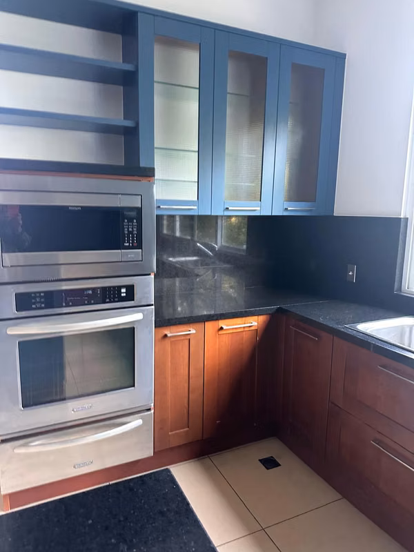 Alquilo exclusivo apartamento Vía 7 zona 10/ 2 habitaciones $3,900