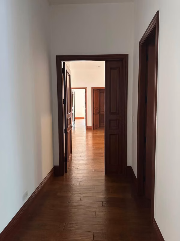 Alquilo exclusivo apartamento Vía 7 zona 10/ 2 habitaciones $3,900