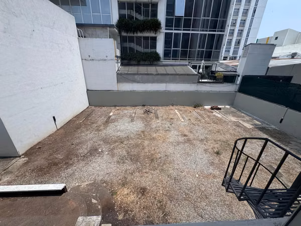 House in equine rent in area 13 and has 15 parking spaces.