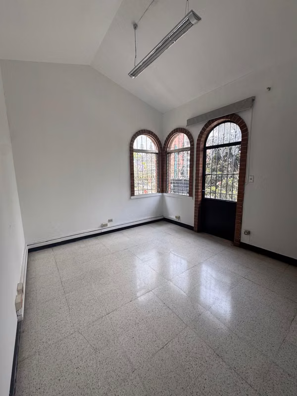 House in equine rent in area 13 and has 15 parking spaces.