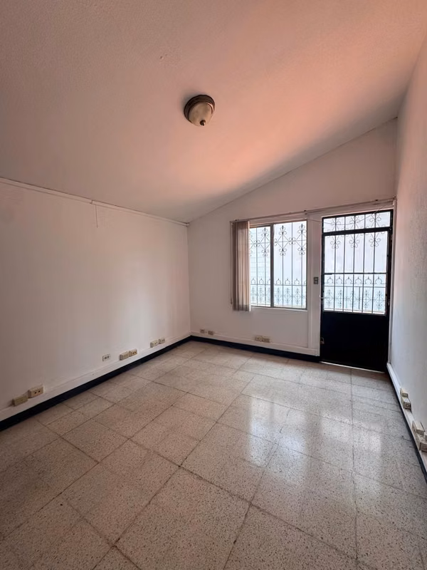 House in equine rent in area 13 and has 15 parking spaces.