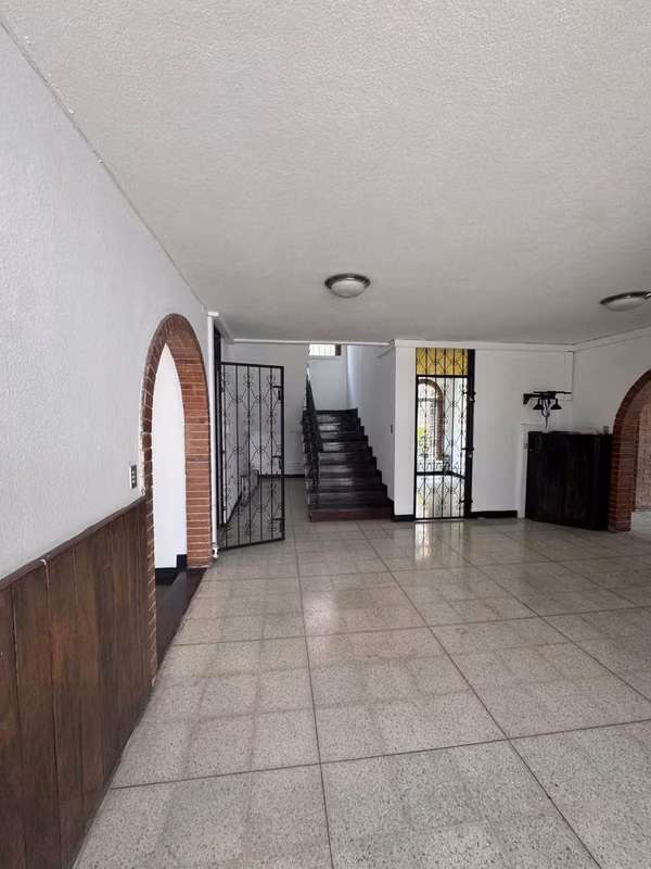 House in equine rent in area 13 and has 15 parking spaces.