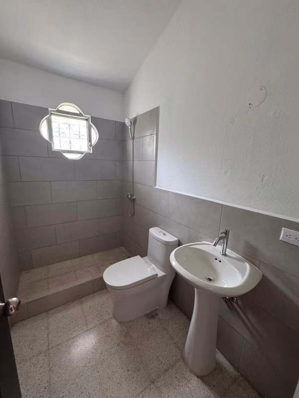 House in equine rent in area 13 and has 15 parking spaces.