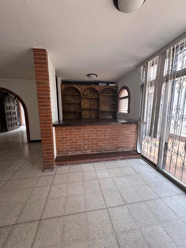 House in equine rent in area 13 and has 15 parking spaces.