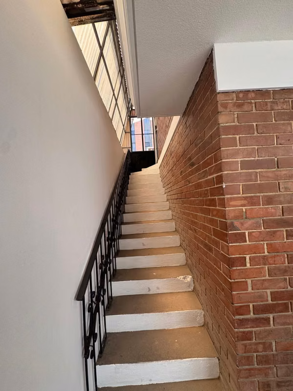 House in equine rent in area 13 and has 15 parking spaces.