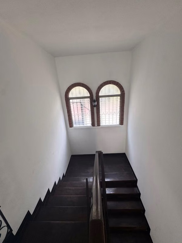 House in equine rent in area 13 and has 15 parking spaces.