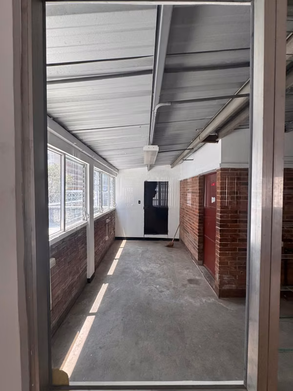 House in equine rent in area 13 and has 15 parking spaces.