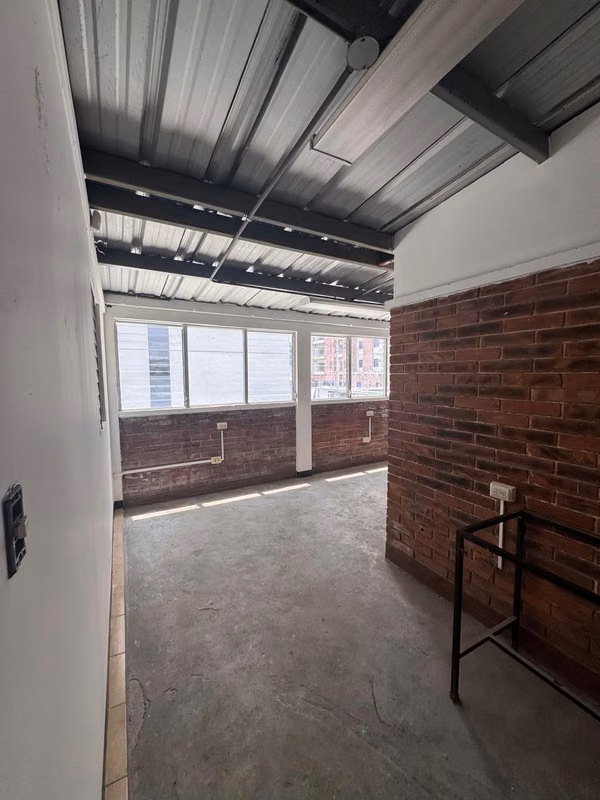House in equine rent in area 13 and has 15 parking spaces.