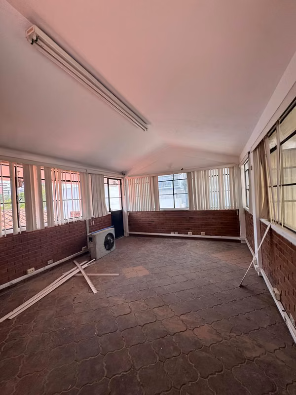 House in equine rent in area 13 and has 15 parking spaces.