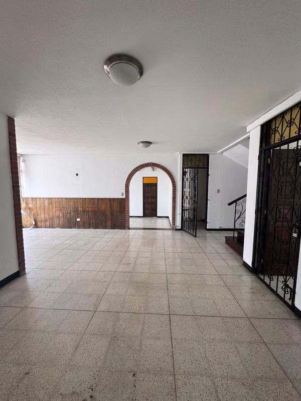 House in equine rent in area 13 and has 15 parking spaces.