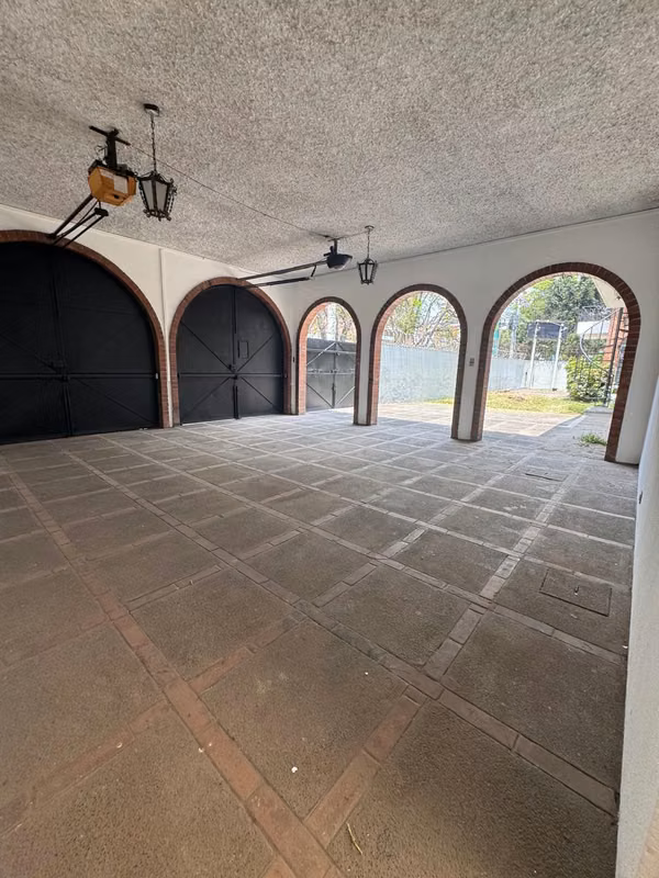 House in equine rent in area 13 and has 15 parking spaces.