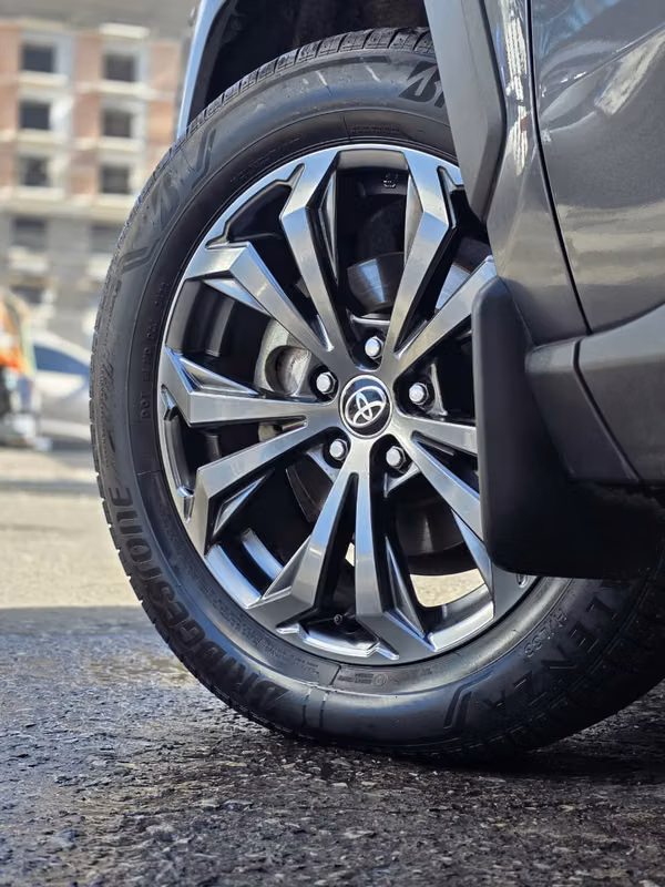 TOYOTA RAV4 HYBRID 2023 COLOR GRIS METALICO