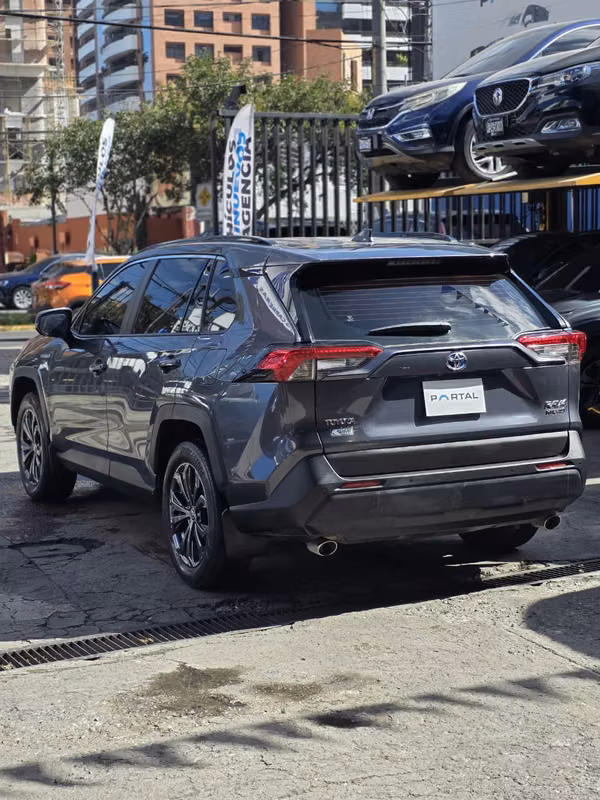 TOYOTA RAV4 HYBRID 2023 COLOR GRIS METALICO