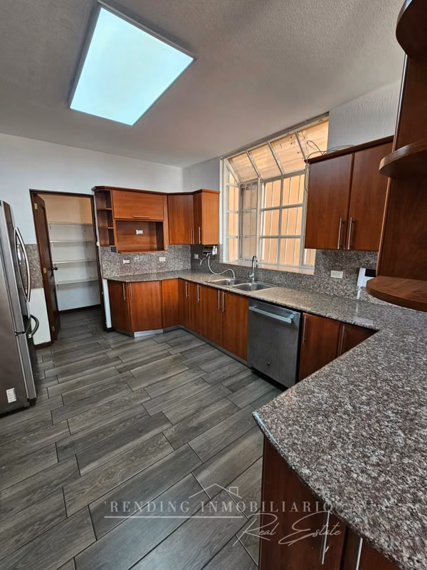 House for rent in zone 13 Colonia Elgin 2 with 5 bedrooms + 5 parking spaces