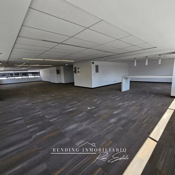 Office for sale in zone 10 Centro Empresarial building with 3 workspaces + 3 parking spaces
