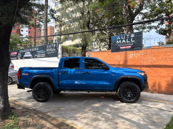 Chevrolet Colorado Trail Boss 4x4 con 7,500 millas año 2024
