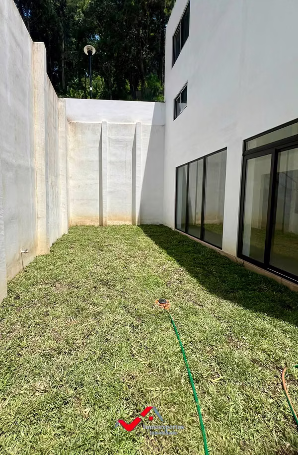 HOUSE FOR SALE AREA 16 ROAD TO CHRIST KING