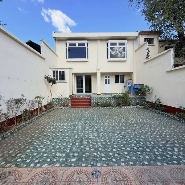 LARGE HOUSE IN RENT IN THE PANORAMA OF SAN CRISTOBAL IDEAL FOR OFFICE