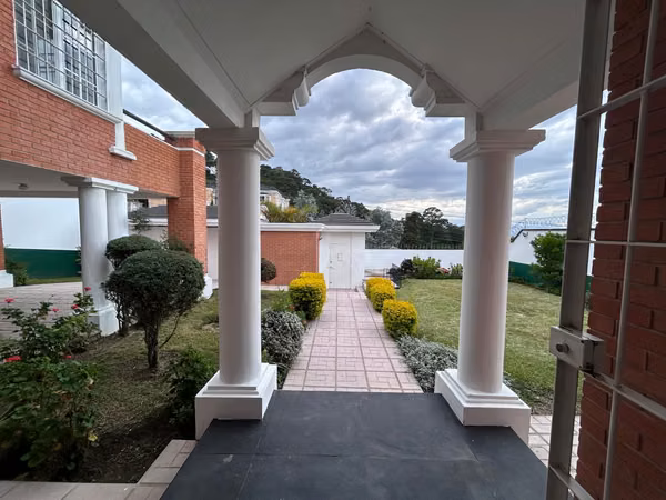 CASA EN VENTA EN ZONA 16, CON AMPLIOS JARDINES