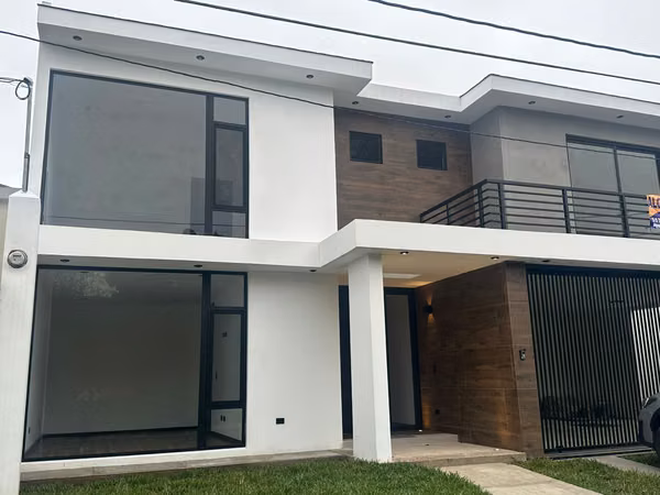LINDA Y AMPLIA CASA EN RENTA EN JARDINES DE SAN ISIDRO ZONA 16