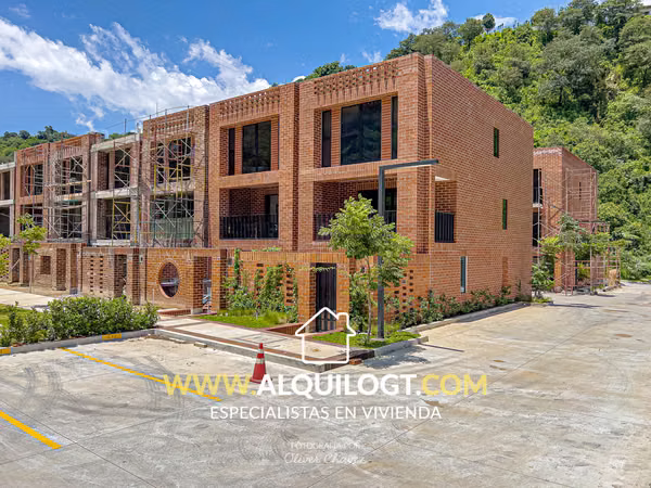 CASA IRIDIA EN CAÑADAS DE ELGIN ZONA 13 DE 3 HAB AGT2947