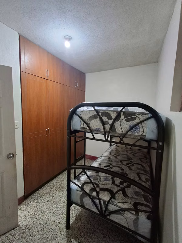 ALQUILER DE HABITACIÓN COMPARTIDA EN ZONA 12 REFORMITA EN RESIDENCIA