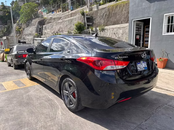 HYUNDAI ELANTRA GLS 2013 Financiamiento privado