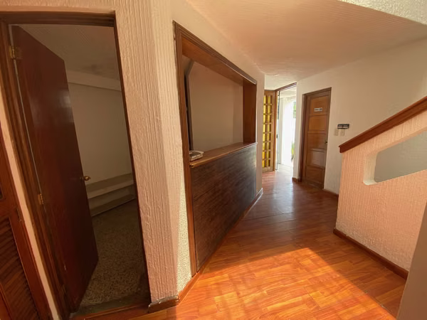 HOUSE FOR OFFICE USE FOR RENT IN ZONE 10 - 20 CALLE AREA