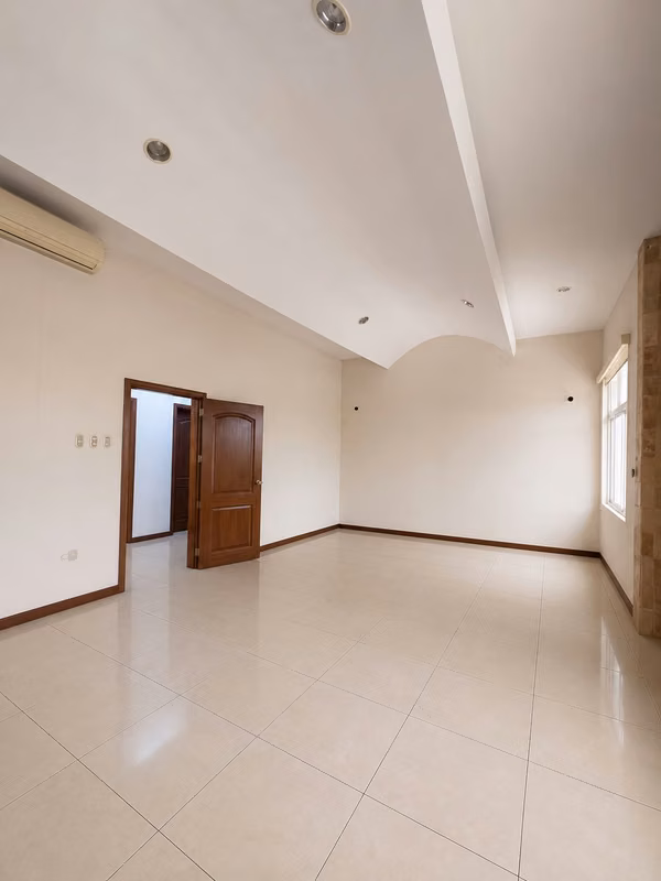 Casa en Alquiler para Oficina a Puerta Cerrada | Zona 15 | 260 m²