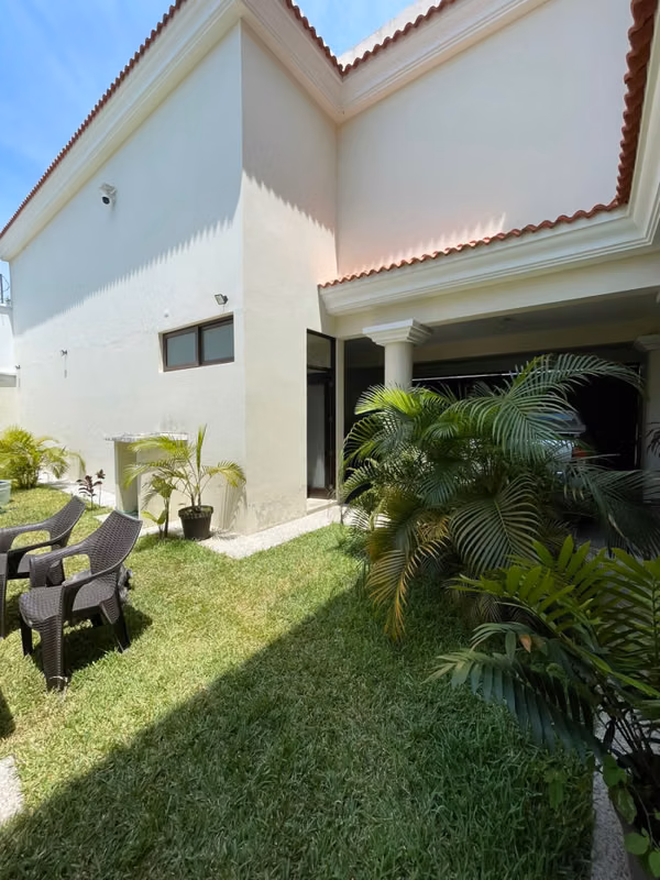 Casa grande en venta en Jutiapa sobre calle principal
