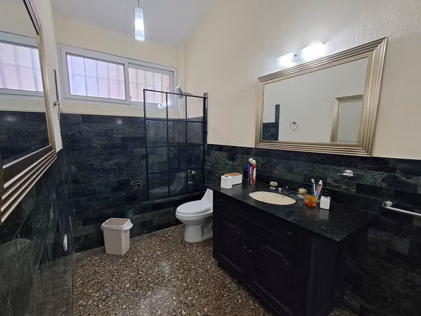 Commercial house in rent - 12 rooms - 800 mtsts2 - $6000 + VAT (negotiable) - Zone 10