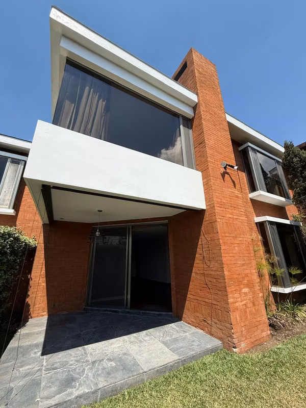 MODERN HOUSE FOR RENT | EL PRADO, ZONE 10 PRIVATE GARDEN