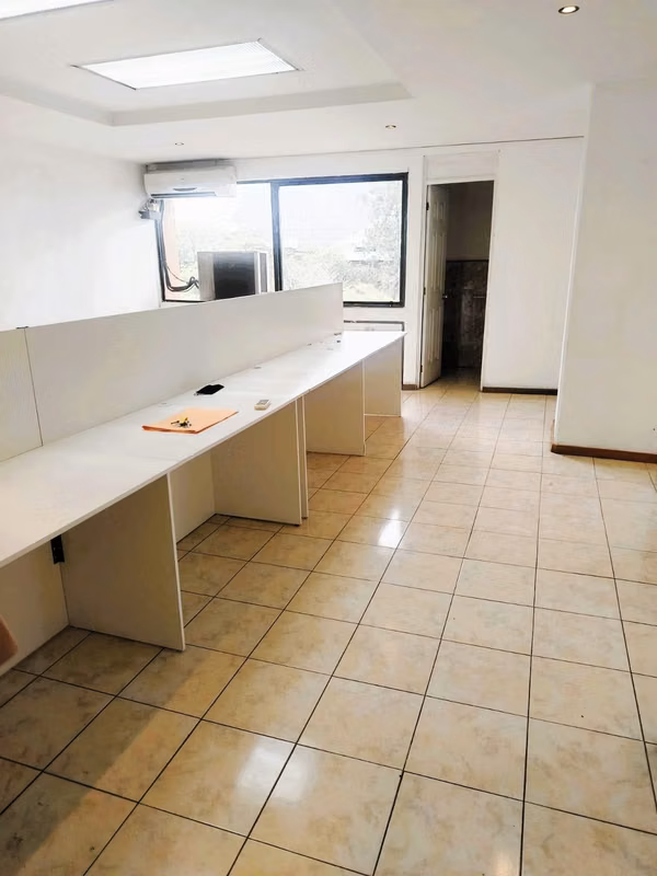 Oficina en renta 4 ambientes 90 mts2 - Q6,000 | Gran  Centro Comercial Zona 4