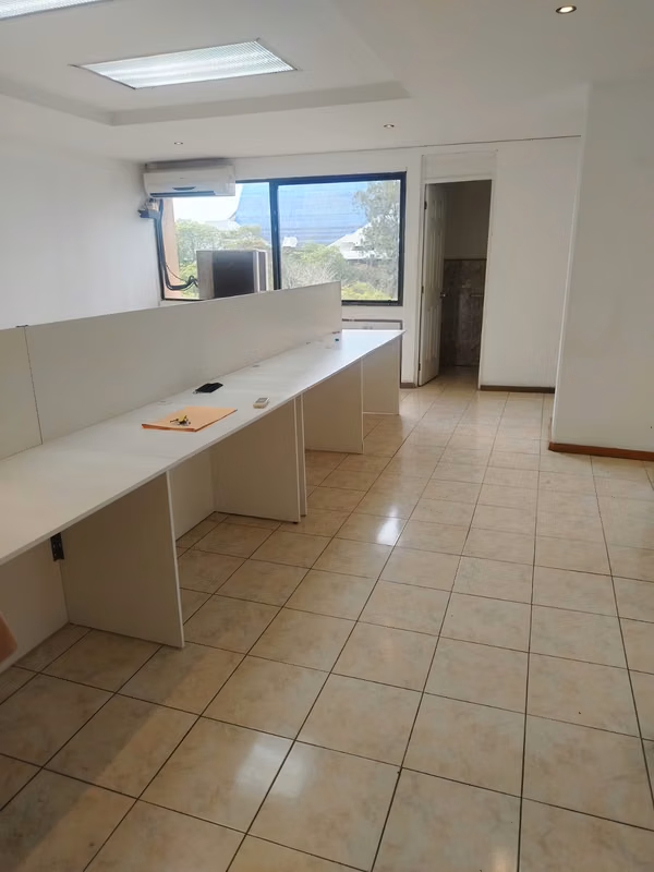 Oficina en renta 4 ambientes 90 mts2 - Q6,000 | Gran  Centro Comercial Zona 4