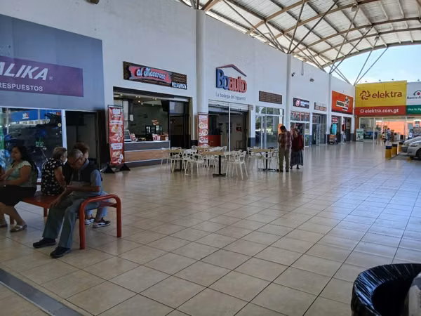 Alquiler de local en plaza comercial  zona 17