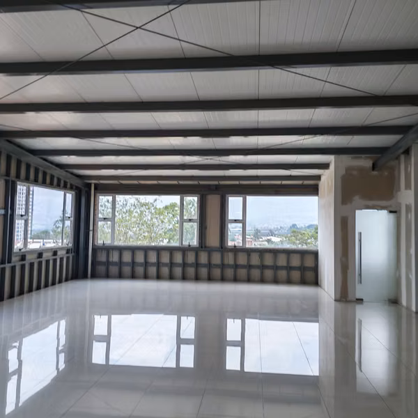 Rento Oficina Comercial zona 12 Plaza Canada