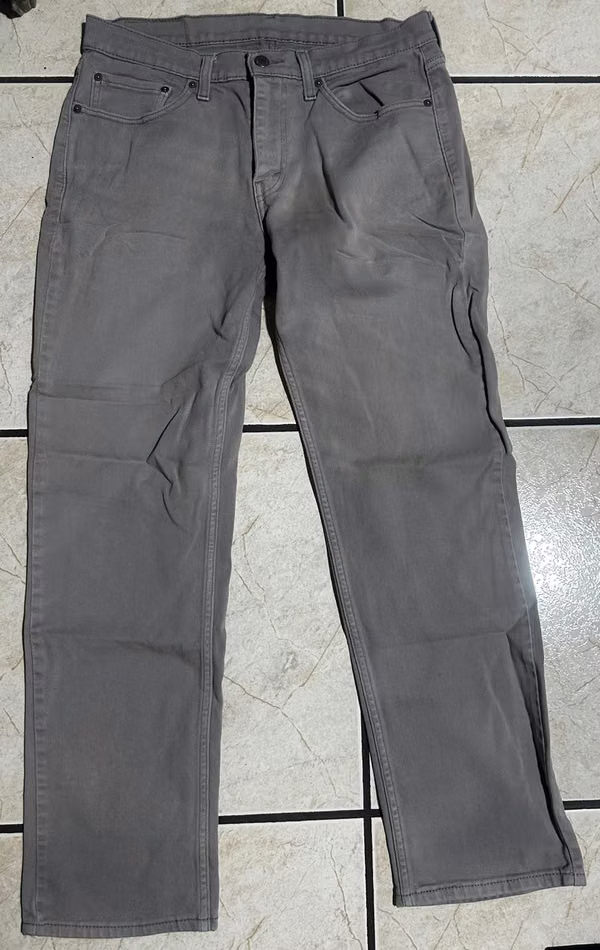 Pantalón- Levi's 514 - Original – Nuevo - Talla: 32 x 32 - Color: Gris - Recto