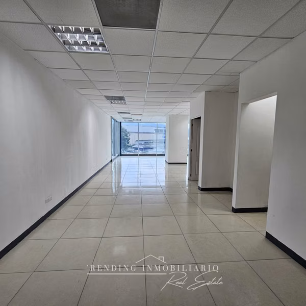 Office for rent in Zone 10, Zona Pradera Building, with 4 workspaces + 2 parking spaces