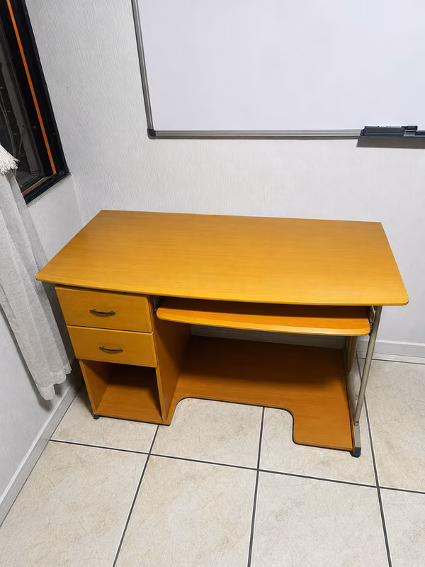 Elegant Desktop in Excellent State - Ideal for Office or Home Office