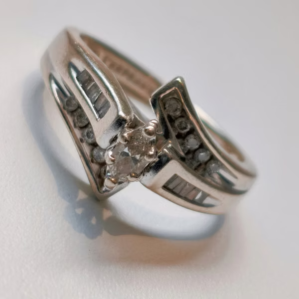 Anillo de Compromiso Oro Blanco 14K con Diamante Cerfificado - Diseño Marquise