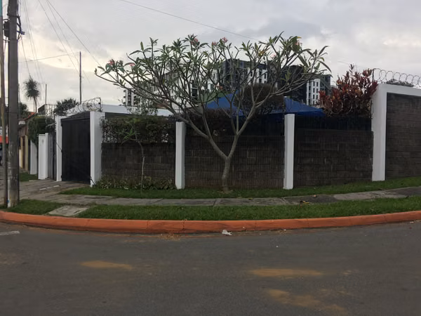 Propiedad en venta en avenida principal, zona 11 col. Mariscal Loma Linda